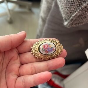 4/$100 SARAH COVENTRY Floral Gold Brooch 💛
